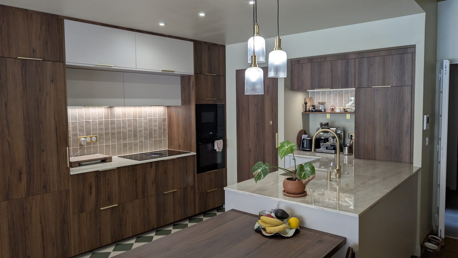 Cuisine contemporaine blanche avec plan de travail bois