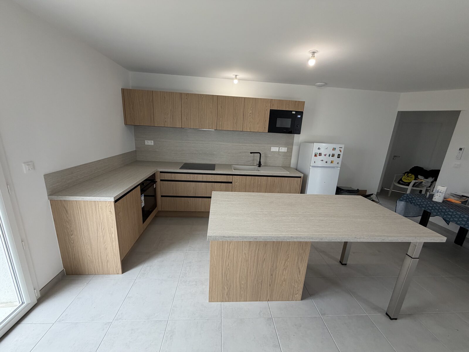 Cuisine moderne avec crédence assortie
