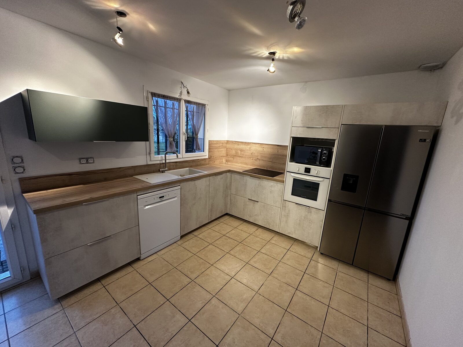 Cuisine en L avec espace optimisé
