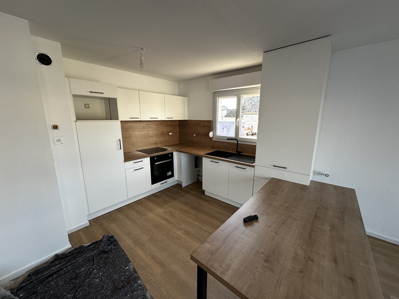 Cuisine spacieuse avec meubles hauts