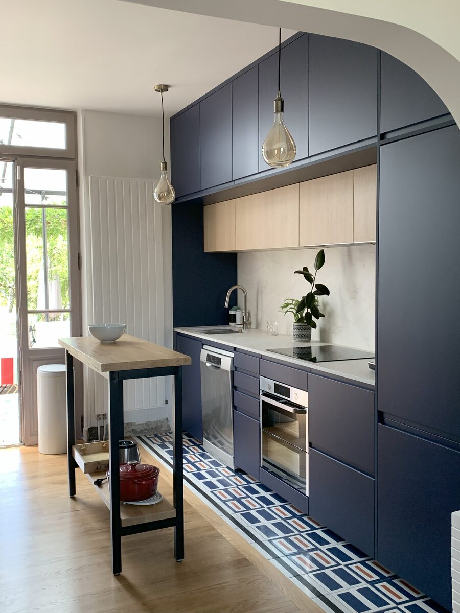 Cuisine bleu nuit avec carreaux de ciment et suspensions