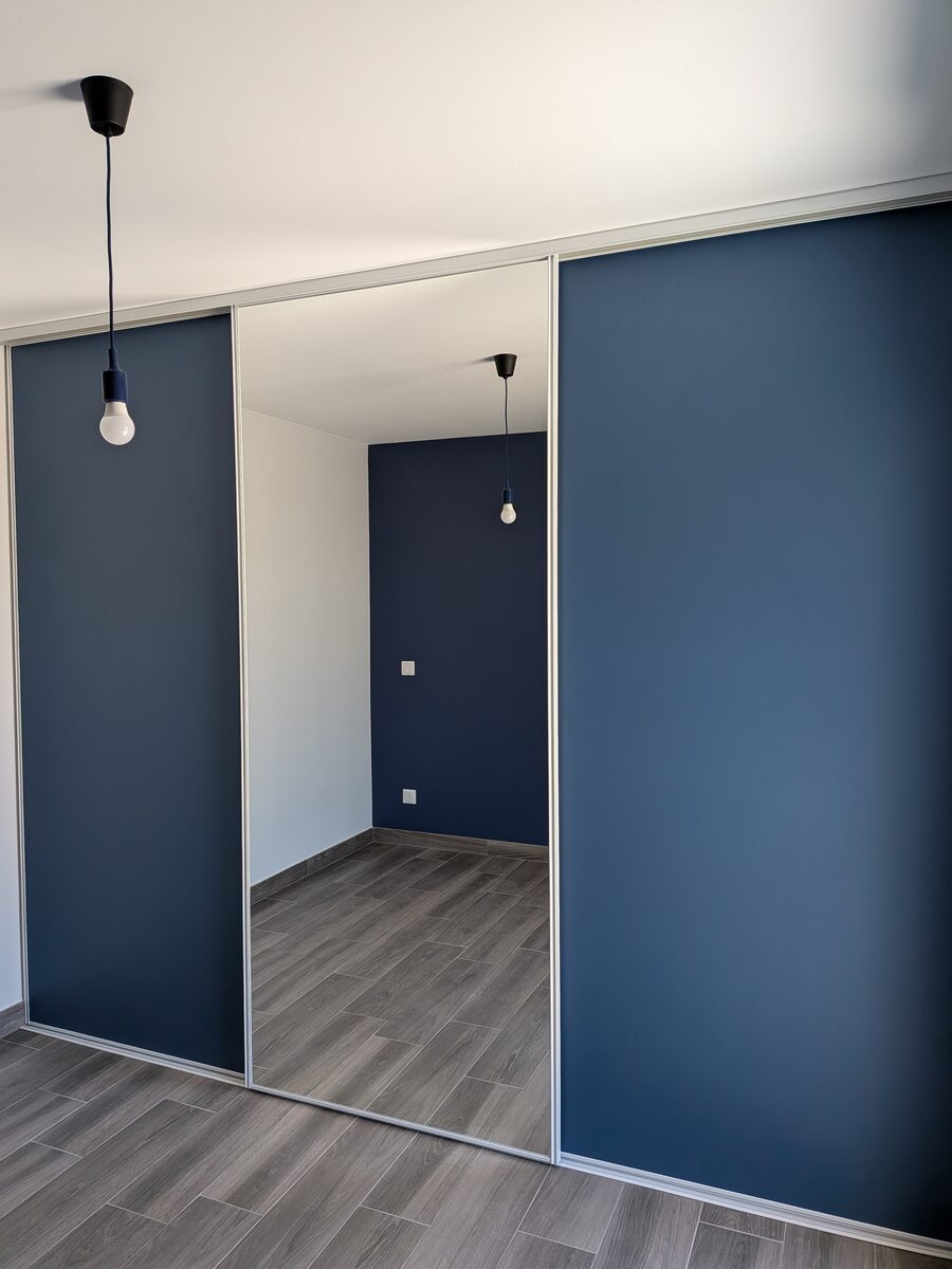 Dressing avec portes coulissantes et étagères