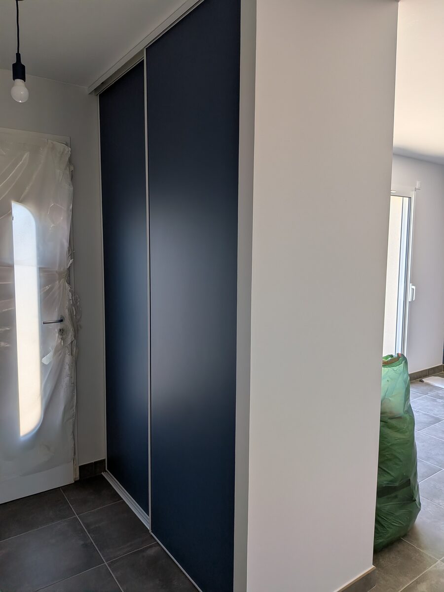 Dressing organisé avec penderies et tiroirs
