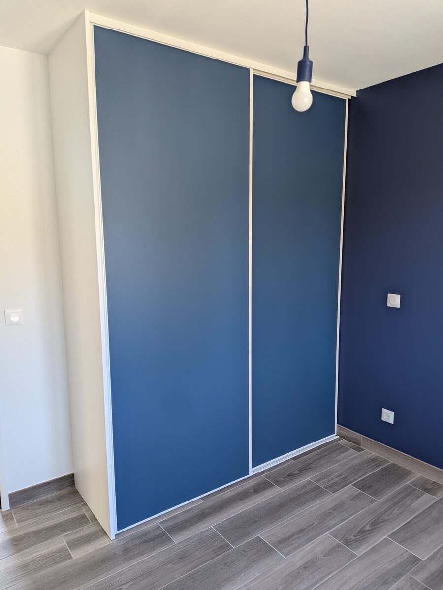 Placard intégré portes coulissantes bleues