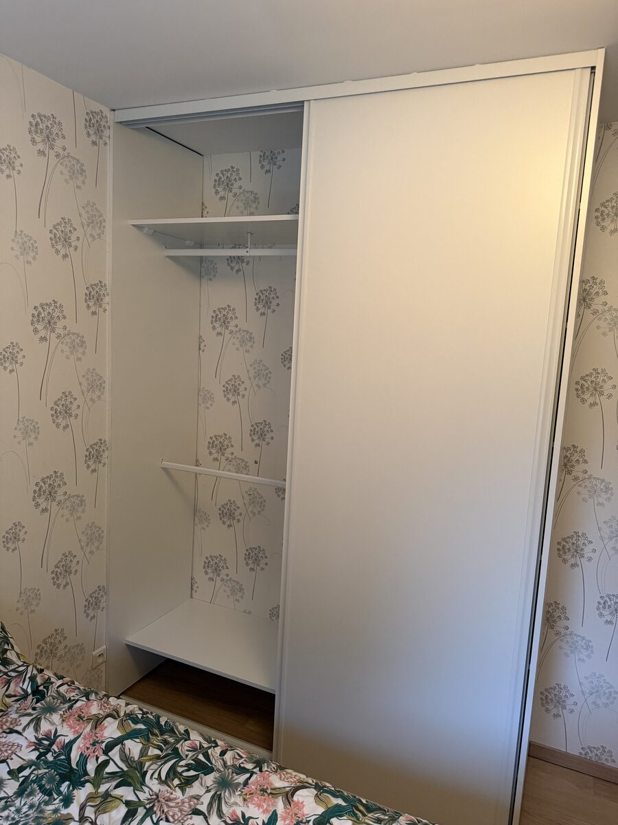 Penderie intégrée avec accessoires de rangement