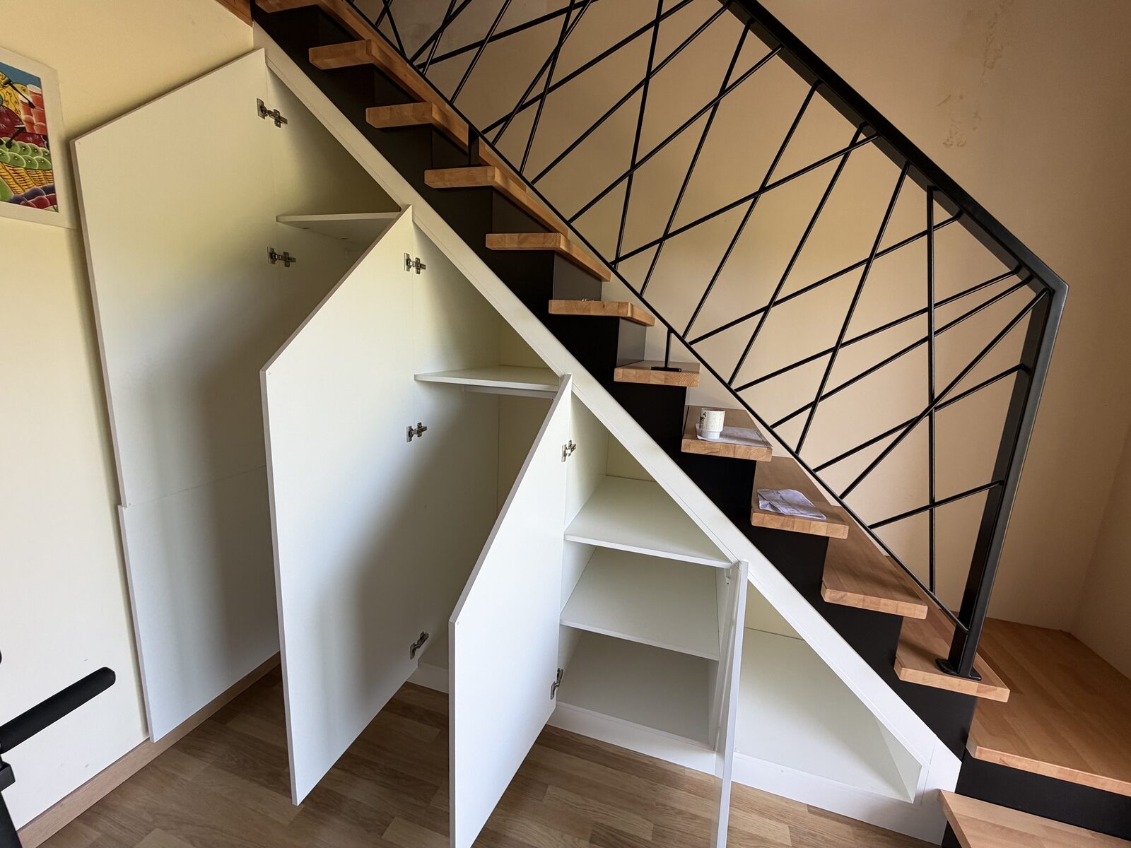 Rangement sous escalier portes ouvertes