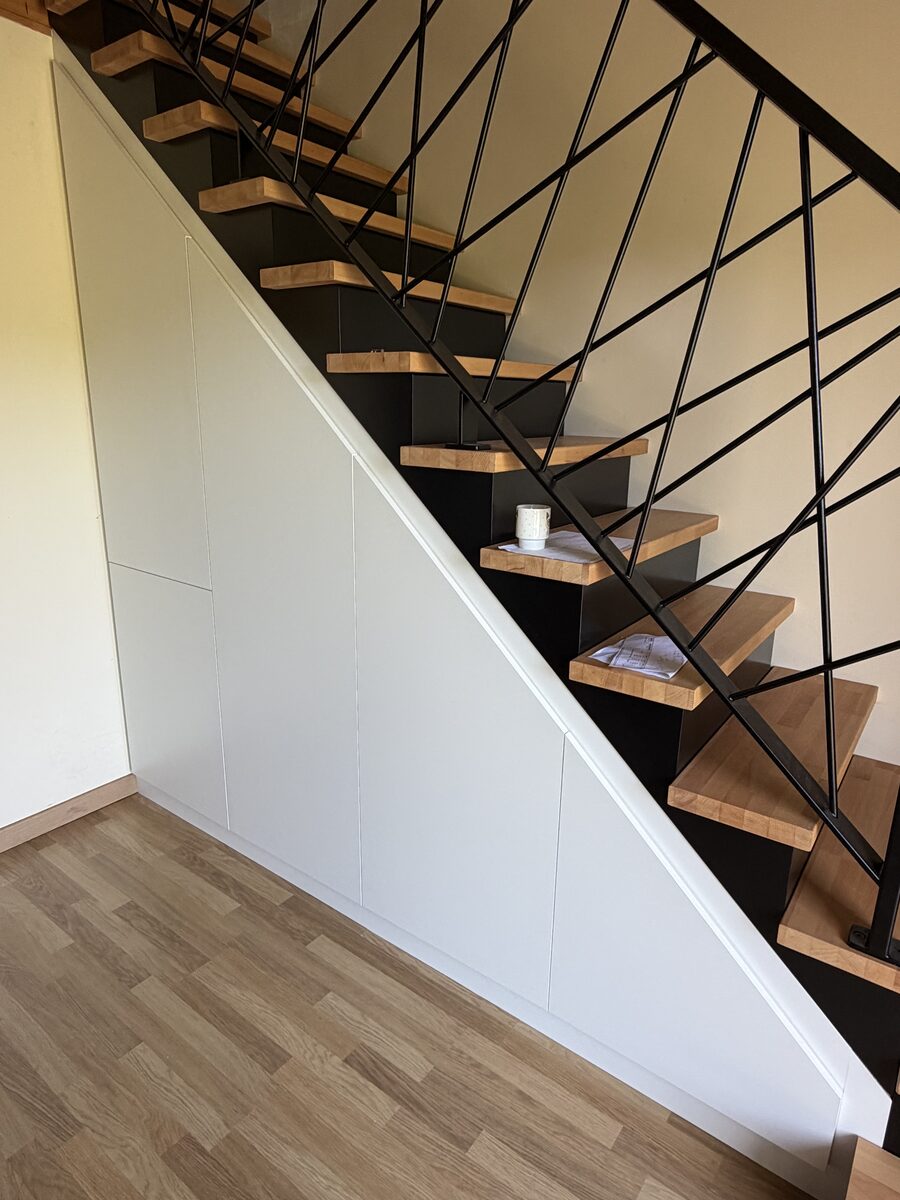 Rangement sous escalier façades blanches intégrées