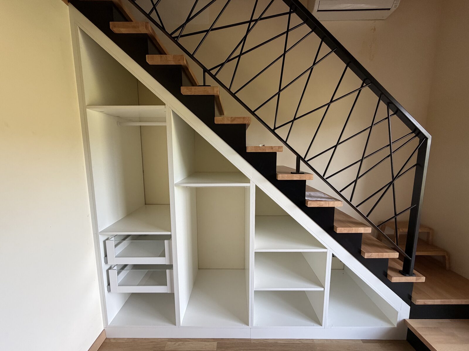 Aménagement sous escalier avec niches et étagères