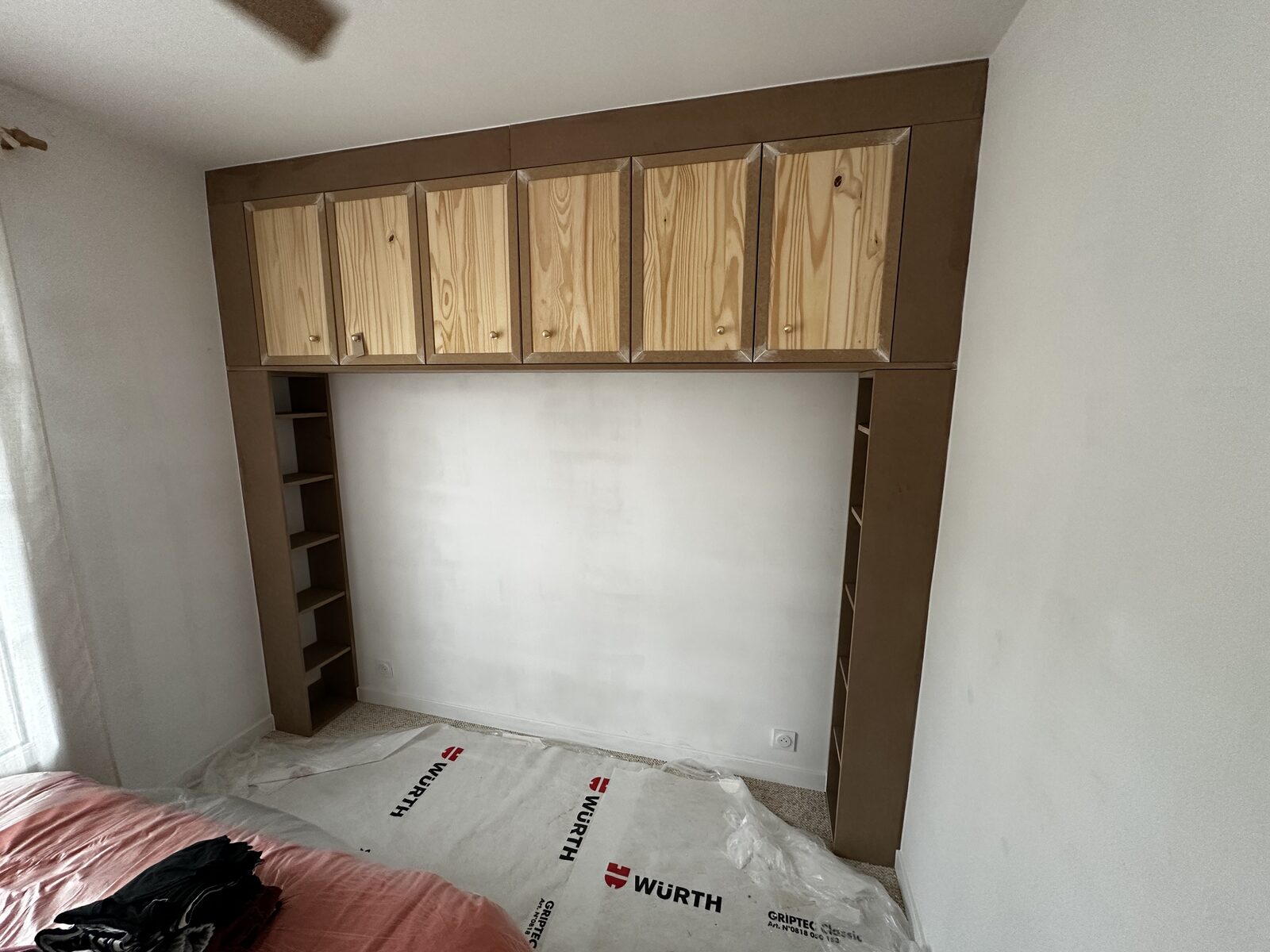 Meuble pont sur-mesure avec portes bois naturel