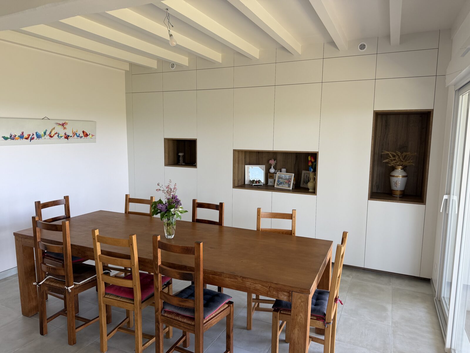 Mur de rangement intégré blanc avec niches bois